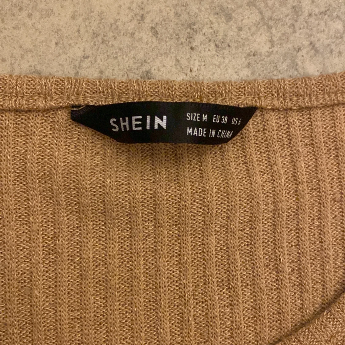 Beige ribbad croppad topp från Shein - 90