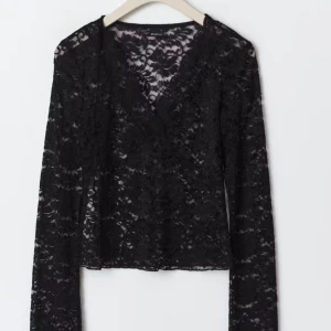 spets tröja - säljer denna snygga tröja från gina tricot, prislappen är kvar då den är helt oanvänd, storlek xs! 