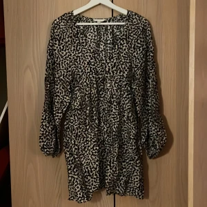 Klänning - Bra skick. Kan andvöndas både som klänning och som strand klänning.💗