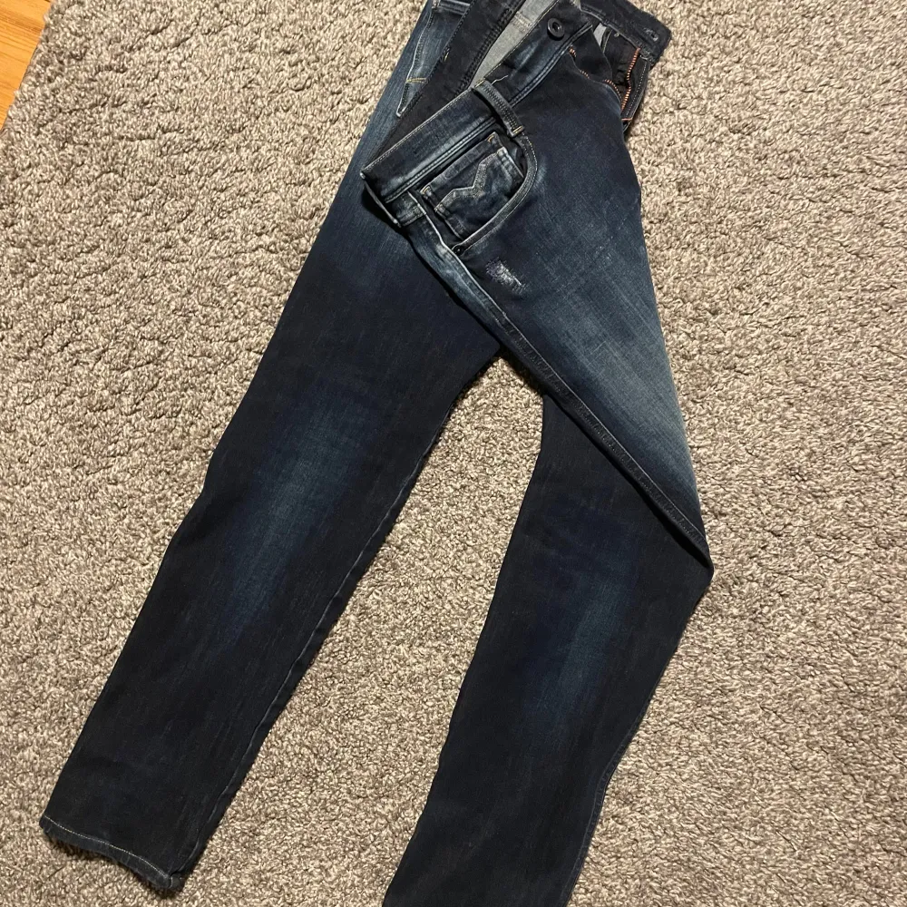 Säljer ett par snygga mörkblå jeans från Replay i modellen Anbass. De har en cool slitningseffekt och är i bra skick. Storlek 29/30 nypris 1700 ish. Jeans & Byxor.