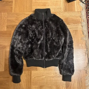 Mörkgrå pälsjacka - Super snygg pälsjacka som jag säljer då den är lite för liten på mig💔💔Super mysig och varm!! Storleken är S/36 men jag skulle säga att den är mindre i storleken. Jag är ca 170 lång!! Använd gärna köp nu💖