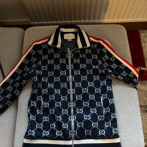 Mönstrad stickad Gucci tröja - Säljer en snygg och stilren tröja från Gucci i mörkblått med det klassiska GG-mönstret. Pris går att diskuteras! Storlek S