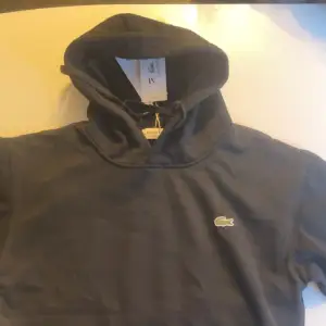 Säljer en ny svart hoodie från Lacoste i storlek M, Hör av dig vid intresse!