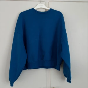 Blå tröja från NLY Trend - Säljer en snygg blå tröja från NLY Trend i storlek S som inte kommer till användning längre. Använd många gånger men fortfarande i bra skick💙