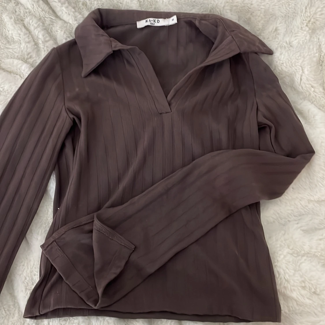 Brun ribbad tröja från NA-KD