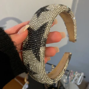 diadem - diadem från forever21 jättefint att ha på nyårsafton men kan ej använda då jag är guld tjej