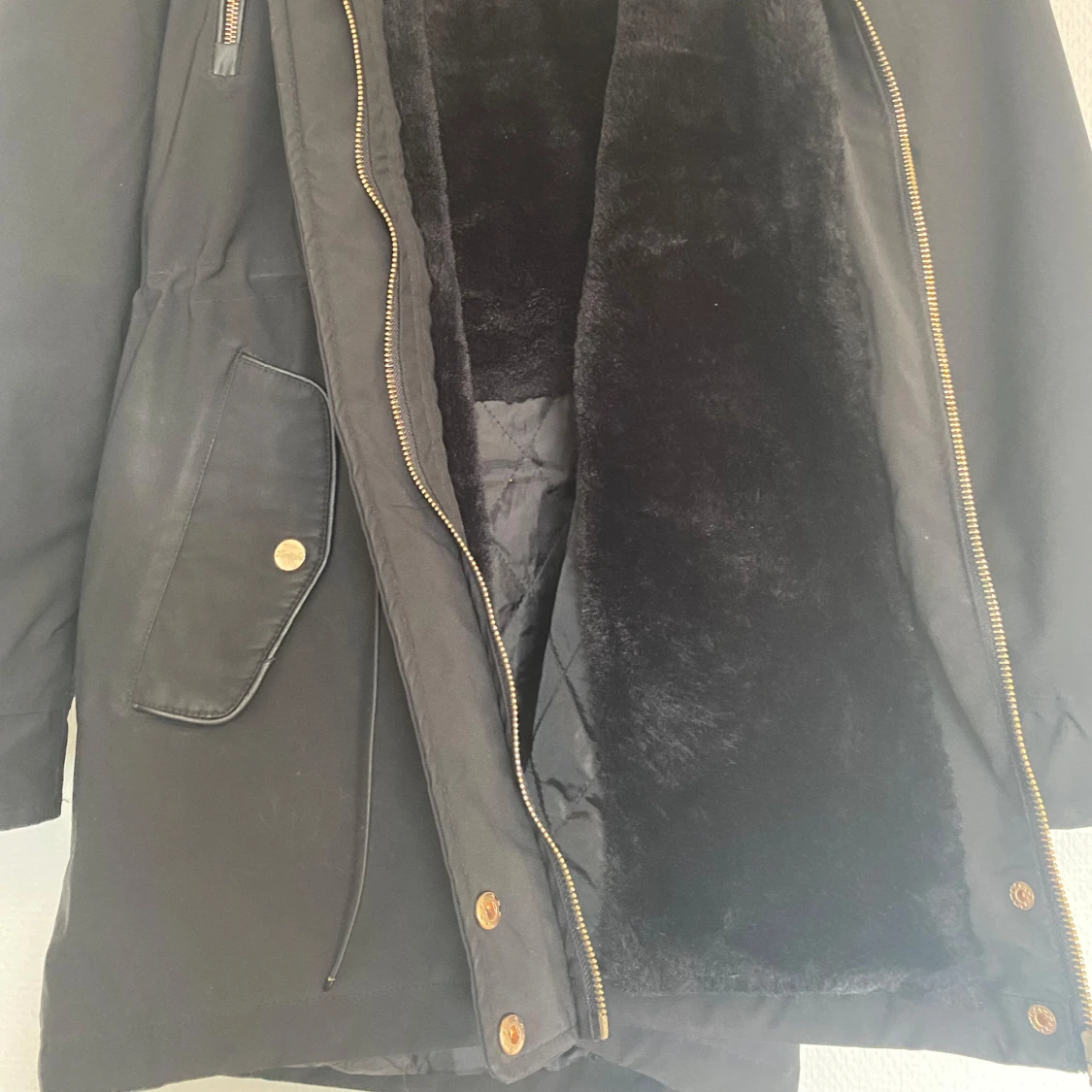 Svart parkajacka med fuskpäls - 91