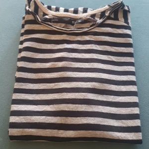 Thirts - 1. Svartvit från lager storlek M. 2.Gul tshirt från Divided  storlek 40. 3. Rosa tshirt från NewYorker storlek XL 4. Grå/vit tshirt från HM storlek M. Säljes tillsammans. Priset gäller samtliga 4.