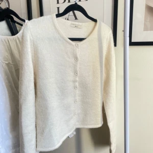 Vit kofta från Gina Tricot - Jättesöt  kofta från Gina Tricot i nyskick. Kommer tyvärr inte till användning då jag har många liknande och därmed säljer jag den💓💓 Aldrig använd. pris kan diskuteras. Nypris: 399kr, 