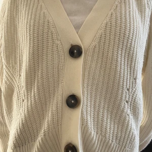  Kräm vit kofta  - Säljer fin vit kofta från Lindex i storlek 146/152.  Använt några gånger.  Inte så sliten. 💕