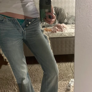 Ljusblåa jeans med fransdetaljer  - Unika och helt slutsålda jeans med fransdetaljer. Storlek 23.