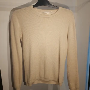 Beige stickad tröja - Säljer en stilren beige stickad tröja i mycket bra skick. 
