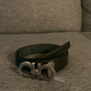 Ferragmo bälte - Hej säljer min snygga ferragmo bälte som jag inte längre använder. Storleken på bältet är 120cm och har ett bra skick.