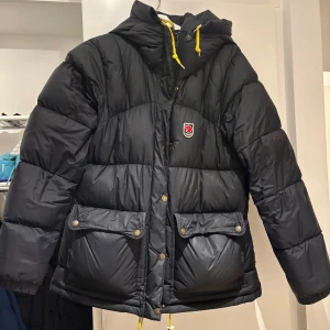 Fjällräven jacka expedition down - Säljer min fjällräven expedition down jacket änvänd en vinter köpt förra året på Länna sport , bra skick storlek M super mysig och varm jacka. Kan frakta eller mötas upp i Stockholm 