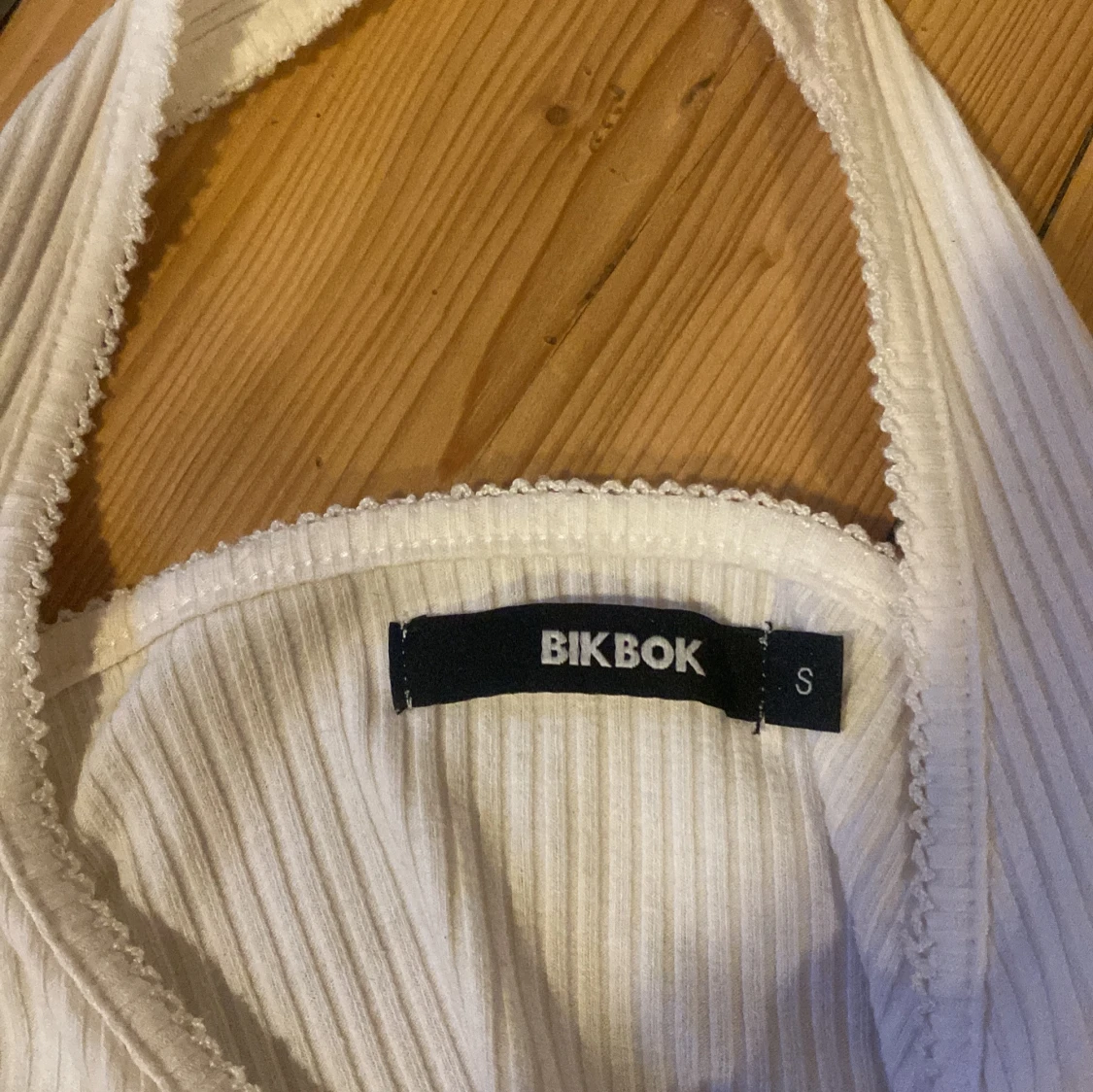 Ribbad halterneck topp från Bik Bok - 90