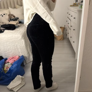 Svarta manchesterbyxor - (FÖR SMÅ PÅ MIG) Säljer ett par svarta manchesterbyxor i mycket bra skick. De är högmidjade och är egentligen mom jeanspassform som sitter snyggt. Perfekta för höst och vinter, och de är superbekväma att ha på sig. Passar både till vardags och lite mer uppklädda tillfällen.