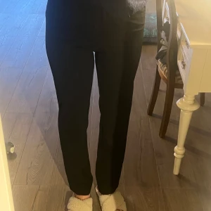 Svarta byxor från JDY - Säljer ett par svarta byxor från JDY i storlek XS. De är högmidjade och har en slim passform som ger en snygg siluett. Perfekta för både vardag och fest! 🖤