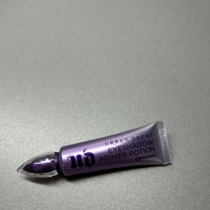Urban Decay Eyeshadow Primer Potion - Säljer en Urban Decay Eyeshadow Primer Potion i originalfärg. Den kommer i en snygg lila tub med en unik design och är perfekt för att få ögonskuggan att sitta hela dagen. Perfekt för både vardag och fest! Helt oanvänd , inte ens testad 