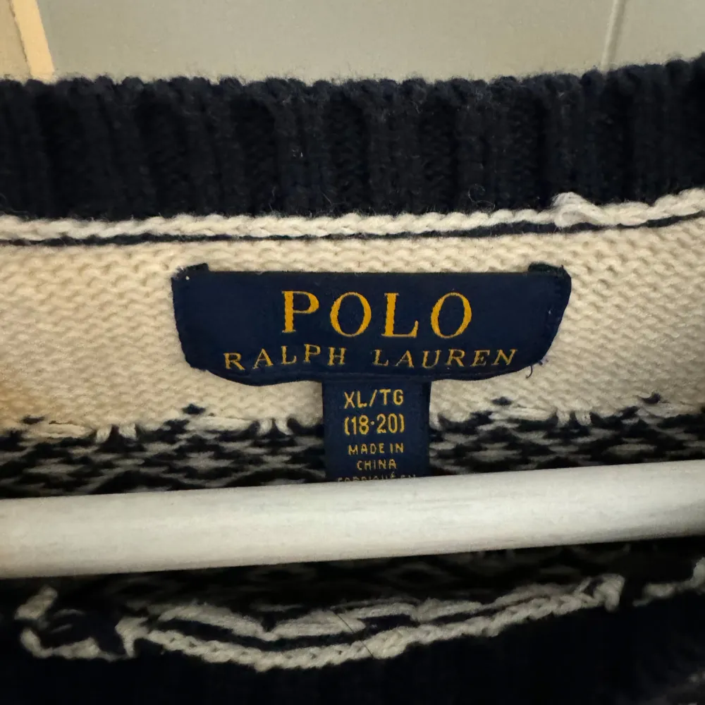 Säljer en snygg mörkblå tröja från Polo Ralph Lauren med vita renar och snöflingor. Perfekt för vintern och julen! Tröjan är i mycket bra skick och har långa ärmar. Den är både stilren och mysig, perfekt för kalla dagar.. Tröjor & Koftor.