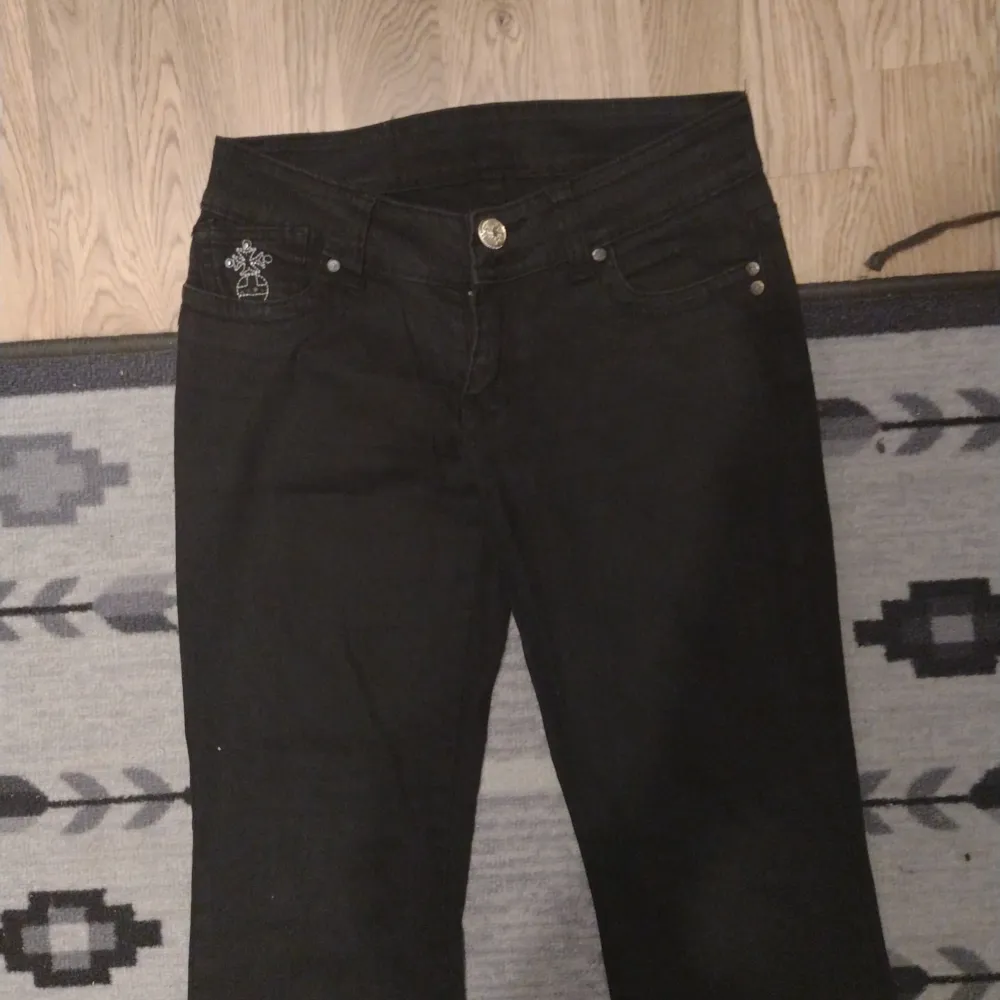 Snygga svarta jeans som.liknar Victoria Beckham jeans!De har en klassisk femficksdesign och en knappgylf, som har syts på. Perfekta för både vardag och fest! För mer info kontakta gärna mig 💕🖤. Jeans & Byxor.