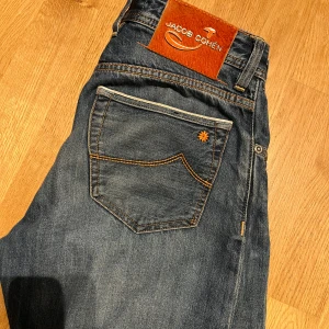 Limited edition Jacob Cohen jeans - Säljer ett par snygga jeans från Jacob Cohen. De är i den eftertraktade modellen 622. Inga defekter förutom att den har ett litet slitage på baksidan. Priset är inte hugget i sten!🤞☀️