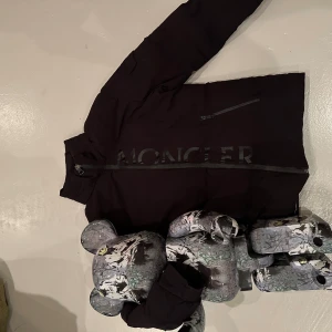 Unik Moncler jacka - En väldigt fet och unik moncler jacka, inte lik den vanliga uttjatade mayan! Jag är storlek large 186 cm lång, IN OCH KÖP!