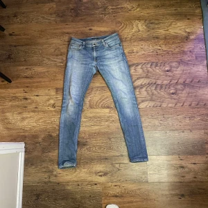 Nudie jeans  - Säljer mina nudie jeans i strl 32 i midja och 34 i längd. Riktigt schyssta jeans som trots användning är i väldigt bra skick. 