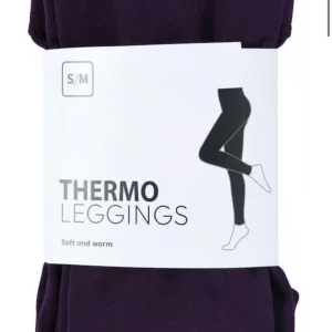 Svarta Thermo Leggings - Säljer ett par svarta thermo leggings i storlek M/L.  De är supermjuka och varma, perfekta för kyliga dagar. Passar bra under klänningar eller kjolar för extra värme. Ett måste för vintern! ❄️