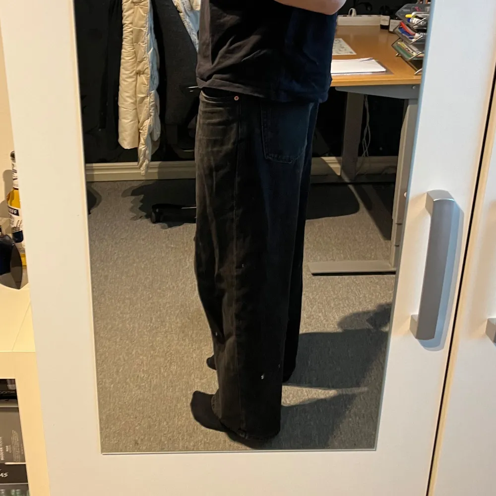 Säljer ett par svarta Astro Loose Baggy Jeans från weekday i mycket bra skick. Byxorna har en loose passform och är perfekta för vinter och höst. . Jeans & Byxor.