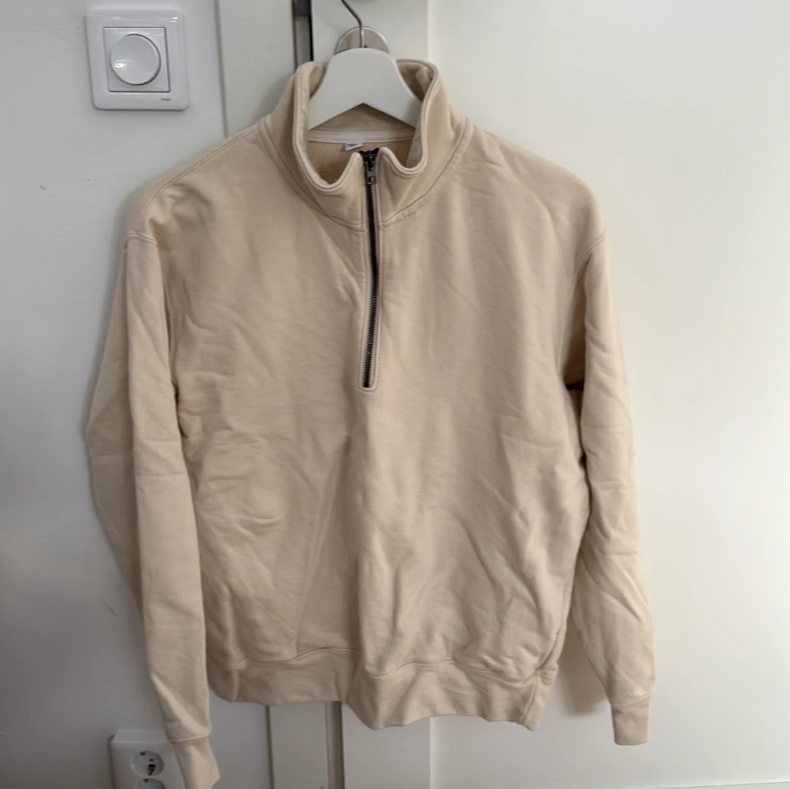 Beige tröja med dragkedja från Uniqlo