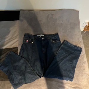 Mörkblå jeansbyxor - Säljer ett par mörkblå polar big boys. Perfekta för en avslappnad stil och passar bra till både vardag och skate. Storleken är herr XL.