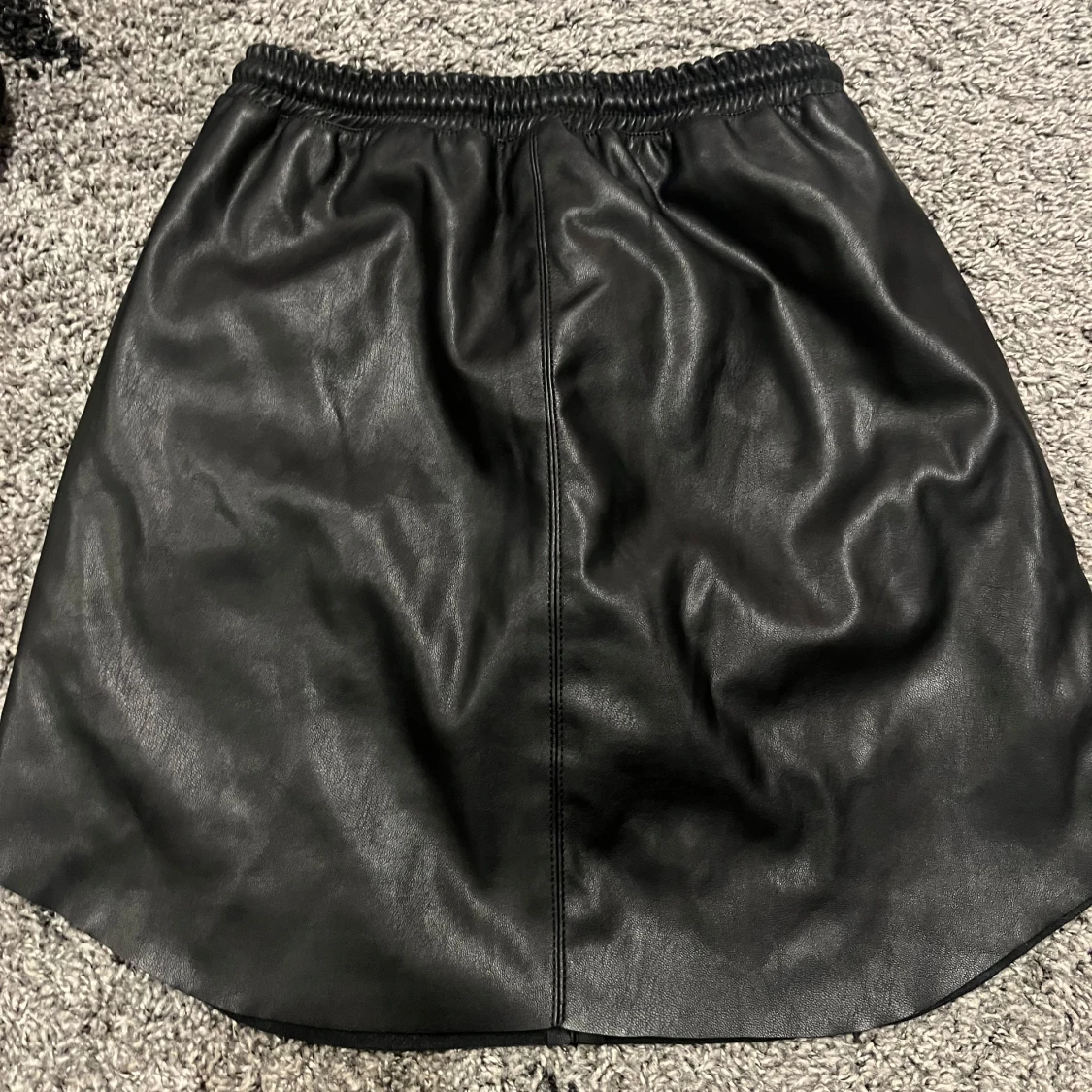 Svart kjol i skinnimitation från NA-KD - 90