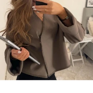 Brun kavaj / kappa med knappar - Säljer en snygg beige kavaj / kappa från gina tricot. Den har långa ärmar och knappar framtill. Perfekt för höst och vår. Jag köpte den för 499kr och den kommer aldrig till användning. Använt max 3 gånger. ( inte mina bilder! ). Slutsåld! Skriv för frågor / egna bilder💕