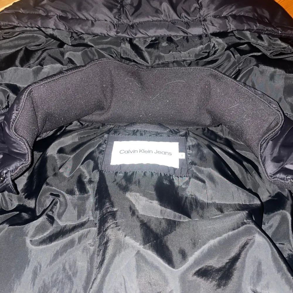 Säljer en snygg svart jacka från Calvin Klein. Perfekt för kallare dagar. Har använt 1-2 gånger men är fortfarande i nytt skick. Har inte kvar kvitto. Priset är ej hugget i sten.. Takit.