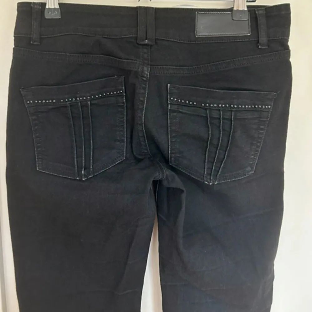 Säljer ett par svarta jeans i mycket bra skick. De är tighta och har snygga detaljer på bakfickan. Köpte dem på vinted nyligen för 700kr ❤️❤️. Jeans & Byxor.