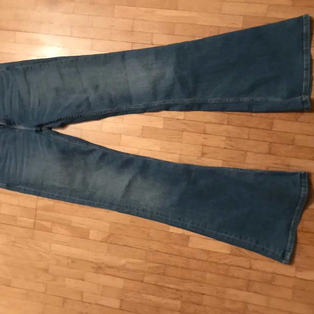 Säljer ett par snygga blå jeans från Lee i modellen Breese. De har en klassisk bootcut-stil och är i bra skick. . Jeans & Byxor.