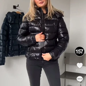 Svart pufferjacka 'Nikki' - Säljer denna helt oanvända jacka ifrån lager 157 i modellen ”Nikki”. Svart och storlek S! ‼️slutsåld på hemsidan‼️Prislapp finns kvar. Nypris 400kr