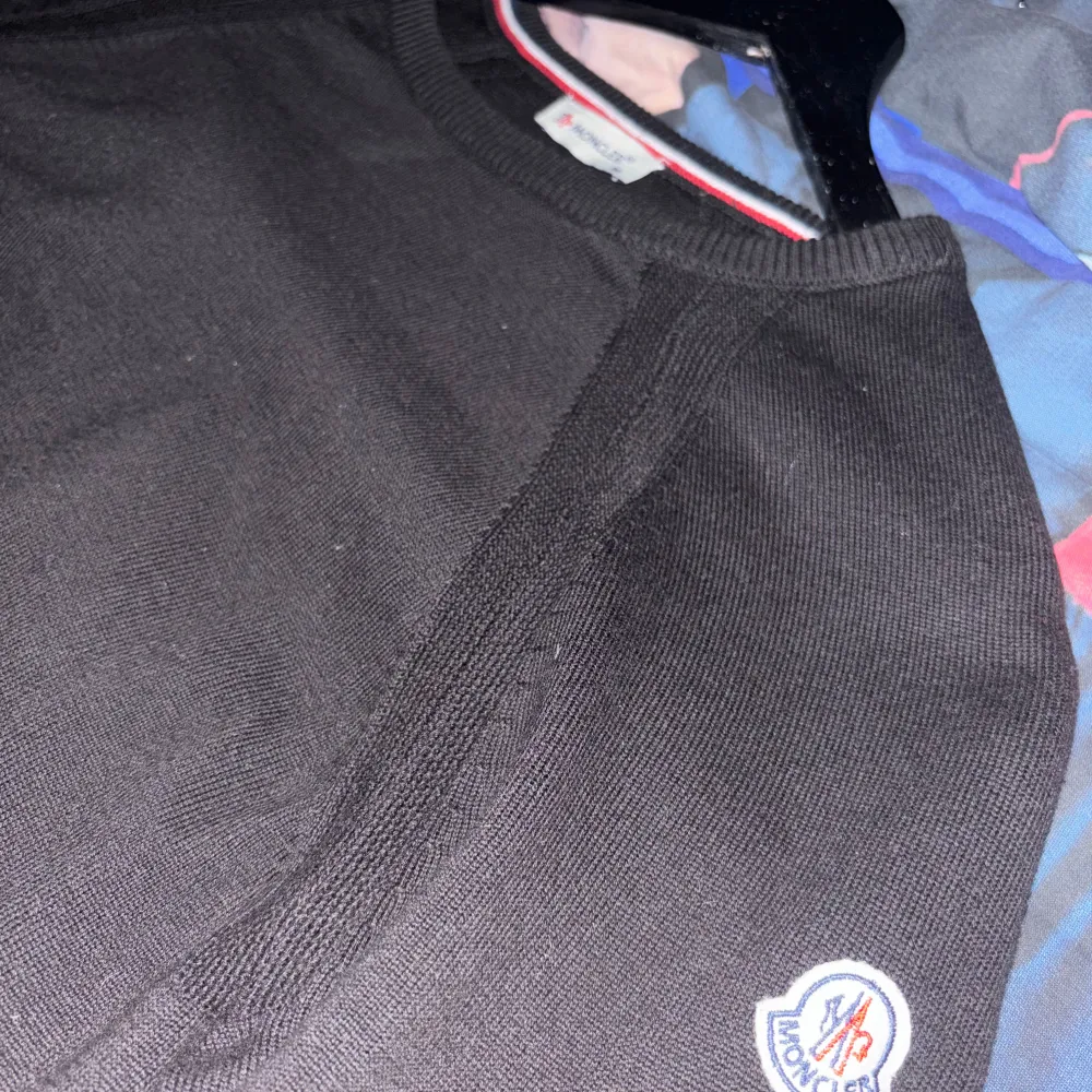 En riktigt fin moncler tröja som är stickad och passar väldigt bra in nu till vintern. Tröjan är nästan ny använda fåtal gånger och är väldigt handomtagen. Tröjans storlek är M men passar också S. Ifall du har funderingar hör dig och priset kan disku. Tröjor & Koftor.