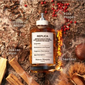 By the Fireplace från Maison Martin Margiela 5ml - By the Fireplace är en mysig och varm unisexparfym från Maison Martin Margiela. Den har en härlig blandning av kryddiga och träiga noter som kryddnejlika, rosa peppar och guaiac-trä. Doften avrundas med mjuka inslag av vanilj och Peru balsam, perfekt för kalla vinterkvällar.🔥🪵🍂
