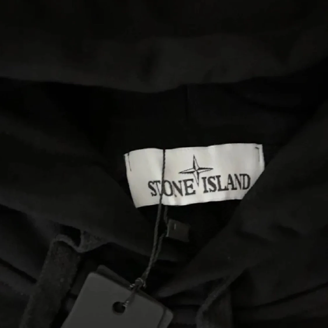 Svart hoddie från Stone island - 91