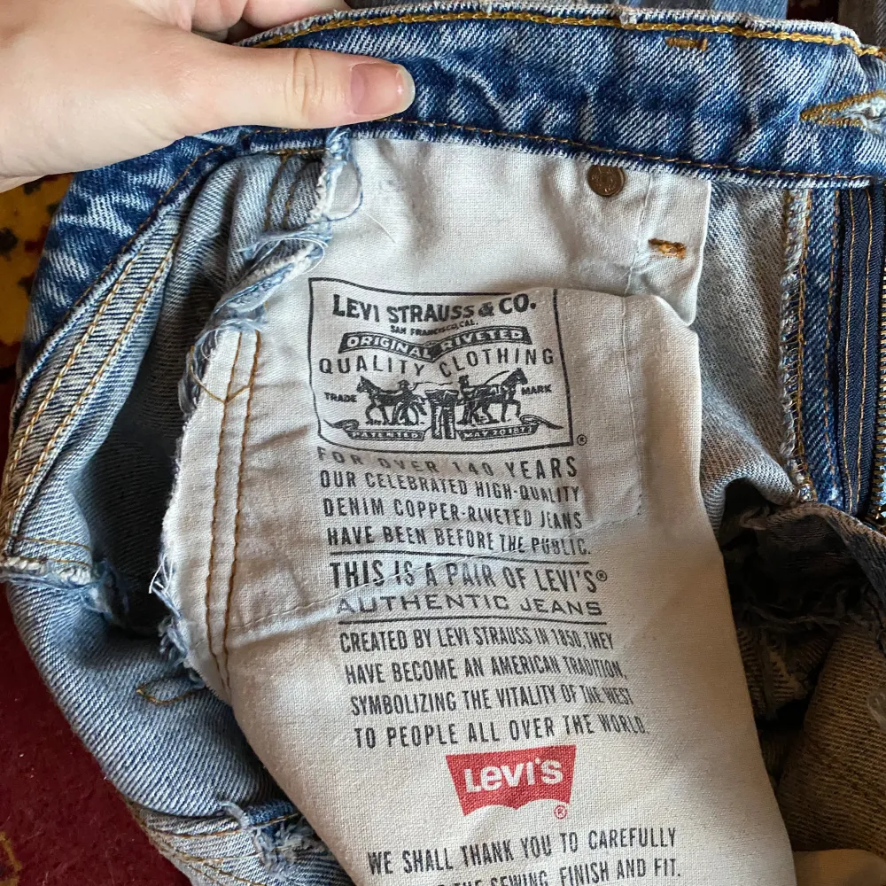 Säljer ett par unika blåa levis patchwork jeans med en cool, sliten look jag har köpt på en vintage butik. Dessa jeans var ett av mina favorit statement-plagg som verkligen sticker ut. Passar perfekt för dig som vill ha något annorlunda i garderoben! Midjemått: ca 35,5cm. Innebensmått: ca 71cm. Jeans & Byxor.