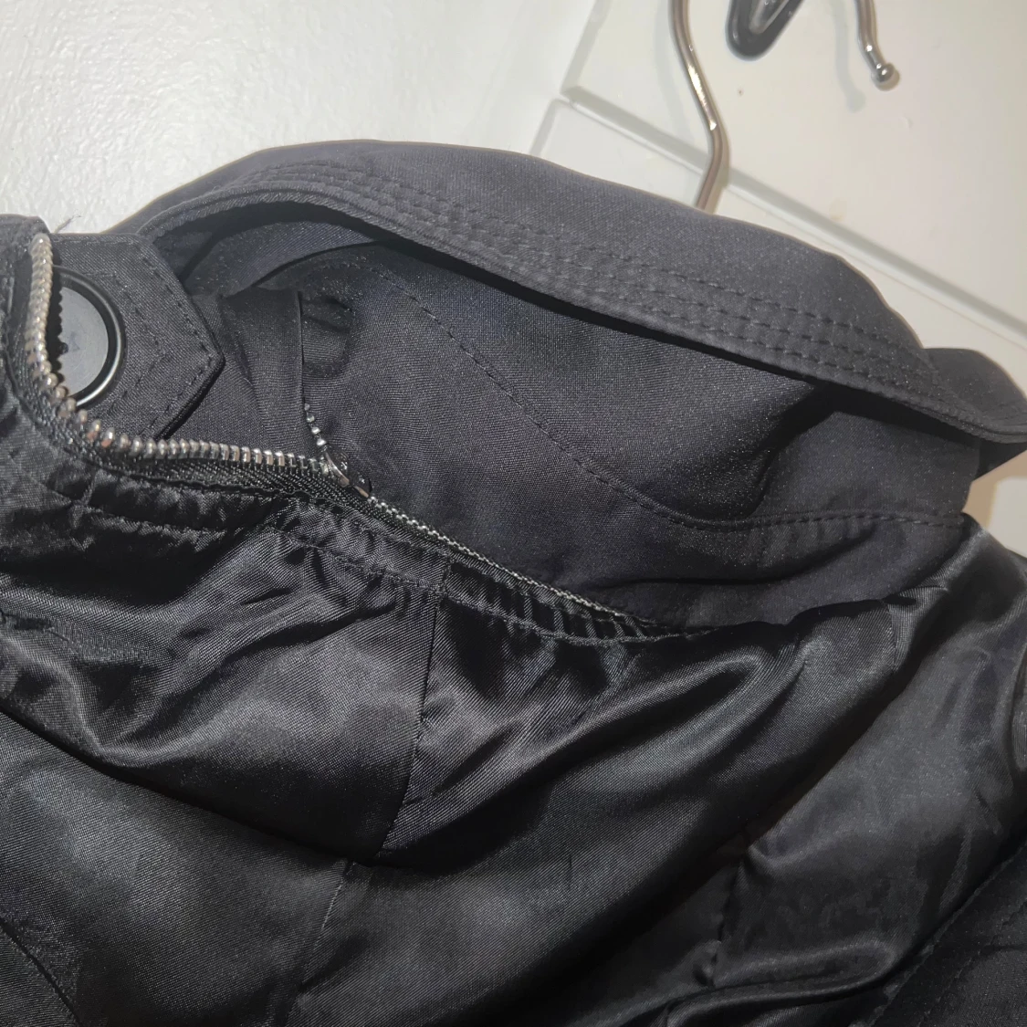 Svart trenchcoat med bälte - 91