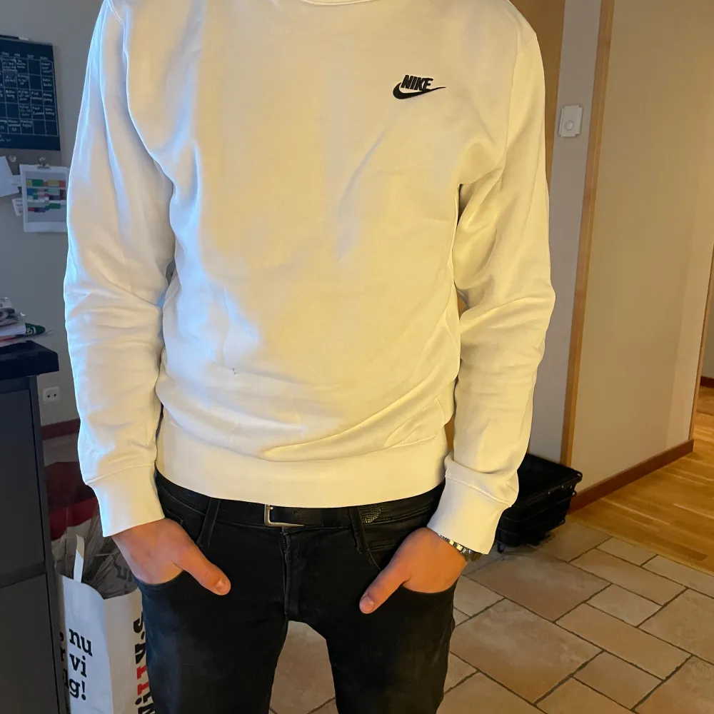 Säljer min vita sweatshirt från Nike. Storleken är xs. Jag säljer den för att den ibte passa mig längre. Nypris är 550kr. Tveka inte på att skriva om ni har några frågor . Tröjor & Koftor.