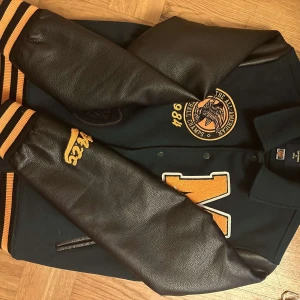 Bomber jacket  - Bomber jacket storlek L oanvänd fick den som present och passar inte min storlek 