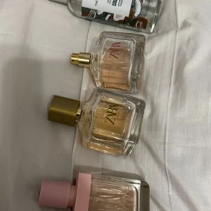 Parfymer från Zara och womens's Secret och the body shop - Säljer tre parfymer: två från Zara med guldfärgad kork och en från womens Secret med rosa kork. Dessutom en body mist från The Body Shop med kokosdoft. Alla flaskor är stilrena och eleganta, perfekta för både vardag och fest. Säljer alla för 170💕