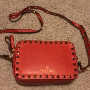 Valentino väska! Röd - Osäker om den är äkta! Skriv om ni undrar något ❤️