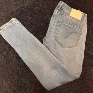 DONDUP jeans  - Säljer nu ett par riktigt feta DONDUP jeans i storlek 28. Passar dig mellan 165-180🔥Bara hör av dig vid minsta fundering💫