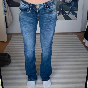 Low waist jeans från LTB - Säljer mina jeans från LTB i modellen ”Valerie jeans bootcut”.  De är i mycket bra skick. Nypris: 800 kr. Är 167 cm lång.