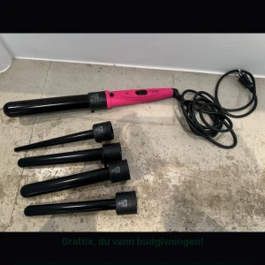 Locktång poze  - Säljer en locktång med flera utbytbara stavar i olika storlekar. Handtaget är rosa och svart med en sladd för enkel användning. Perfekt för att skapa olika lockar och frisyrer. Använd några gånger men i bra skick.