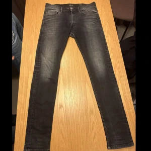 Svarta jeans från Replay - Vi säljer ett par snygga svarta jeans från Replay i storlek 31. De har en smal passform och är i mycket bra skick. Perfekta för både vardag och fest! Skick- 9/10 väldigt fint skick. Nypris 1700. Tveka inte på att höra av dig vid frågor/intresse💫
